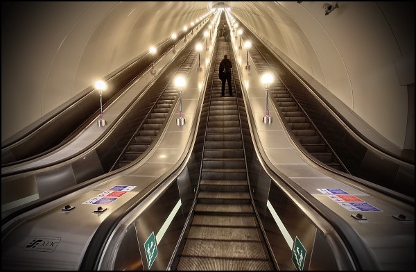 подлокотник эскалатора в метро двигается с другой скоростью